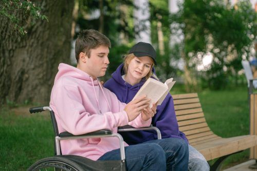 Jugendliche helfen Jugendlichen: Das macht Sinn.  pexels