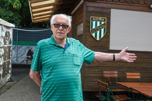 Karlheinz Keick vor dem „Hüttli“ der Alt-Austrianer. Sie haben ihr Heim selbst gebaut und einmal von einem Ort an einen anderen verlegt. VN/Steurer