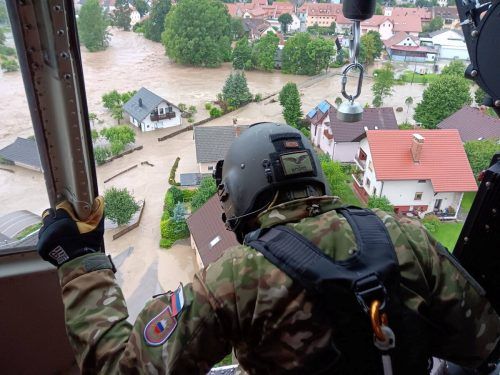 Katastrophenschützer mussten Menschen teils mit dem Hubschrauber retten.   Reuters