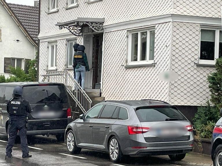 Kontrolle eines Hauses in Höchst. m. shourot