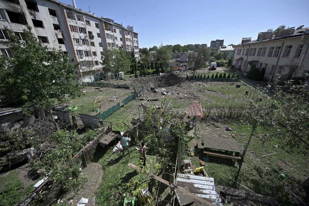 Krater im Innenhof: Bei russischem Angriff auf die ukrainische Stadt Lwiw wurden Wohngebäude getroffen und ein Kindergarten zerstört. AFP