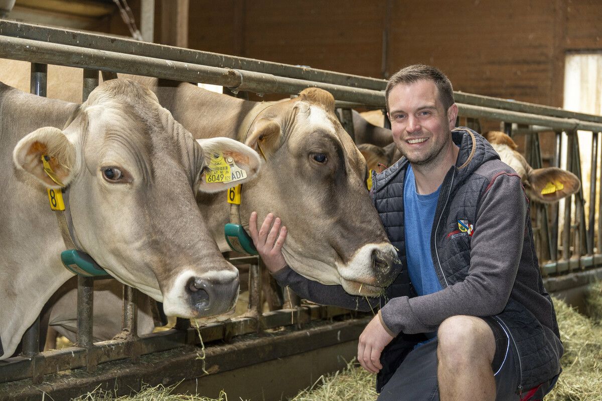 Landwirt Bernhard Rauch achtet besonders auf die Tiere. Auf dem Hof leben 45 Kühe.VN/paulitsch