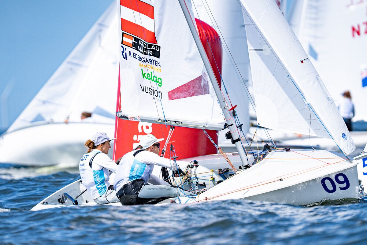 Lara Vadlau und Lukas Mähr liegen auf Medal-Race-Kurs, belegen den fünften Gesamtrang.OeSV/Dominik Matesa