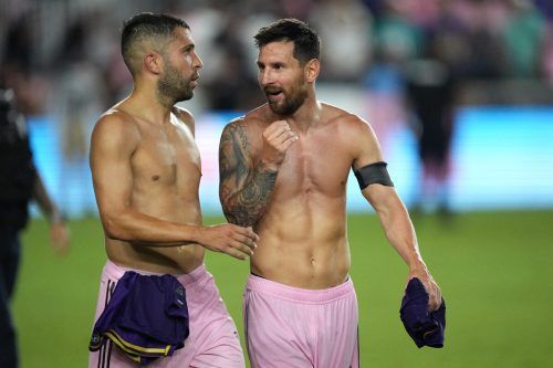 Lionel Messi (rechts) mit Jordi Alba, der sein Debüt für Inter Miami feierte. Reuters