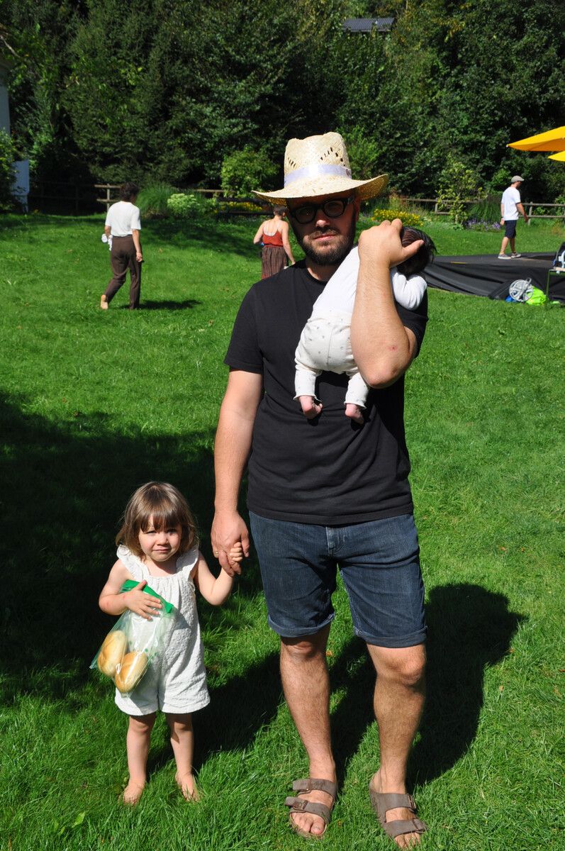 Lukas Breuer mit seinen Töchtern Lea und Adel.