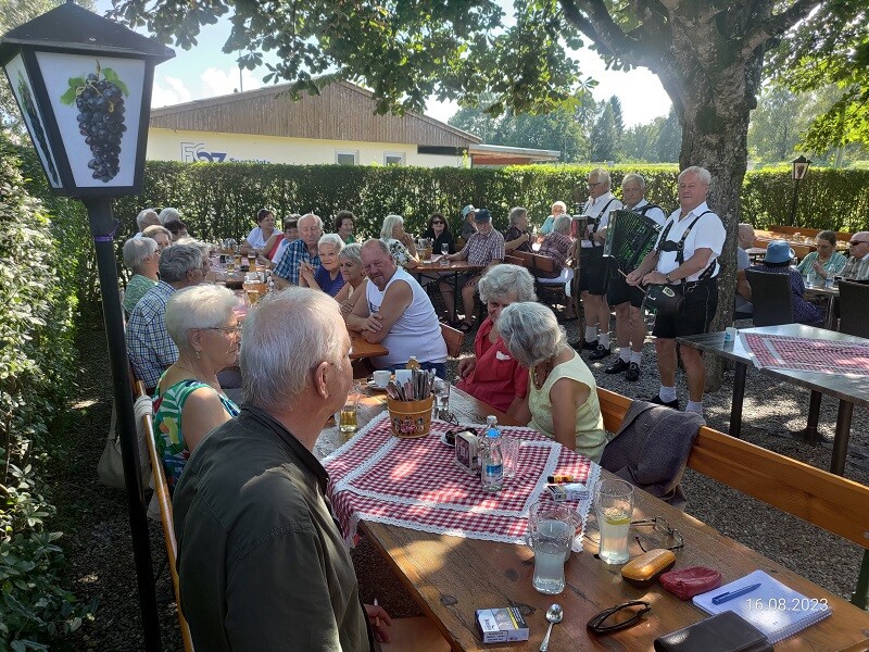 Lustenauer Pensionisten erleben im Walhalla-Stüble Geselligkeit, Musik und Köstlichkeiten. Ein fröhlicher Abend für alle. PVÖ Lustenau
