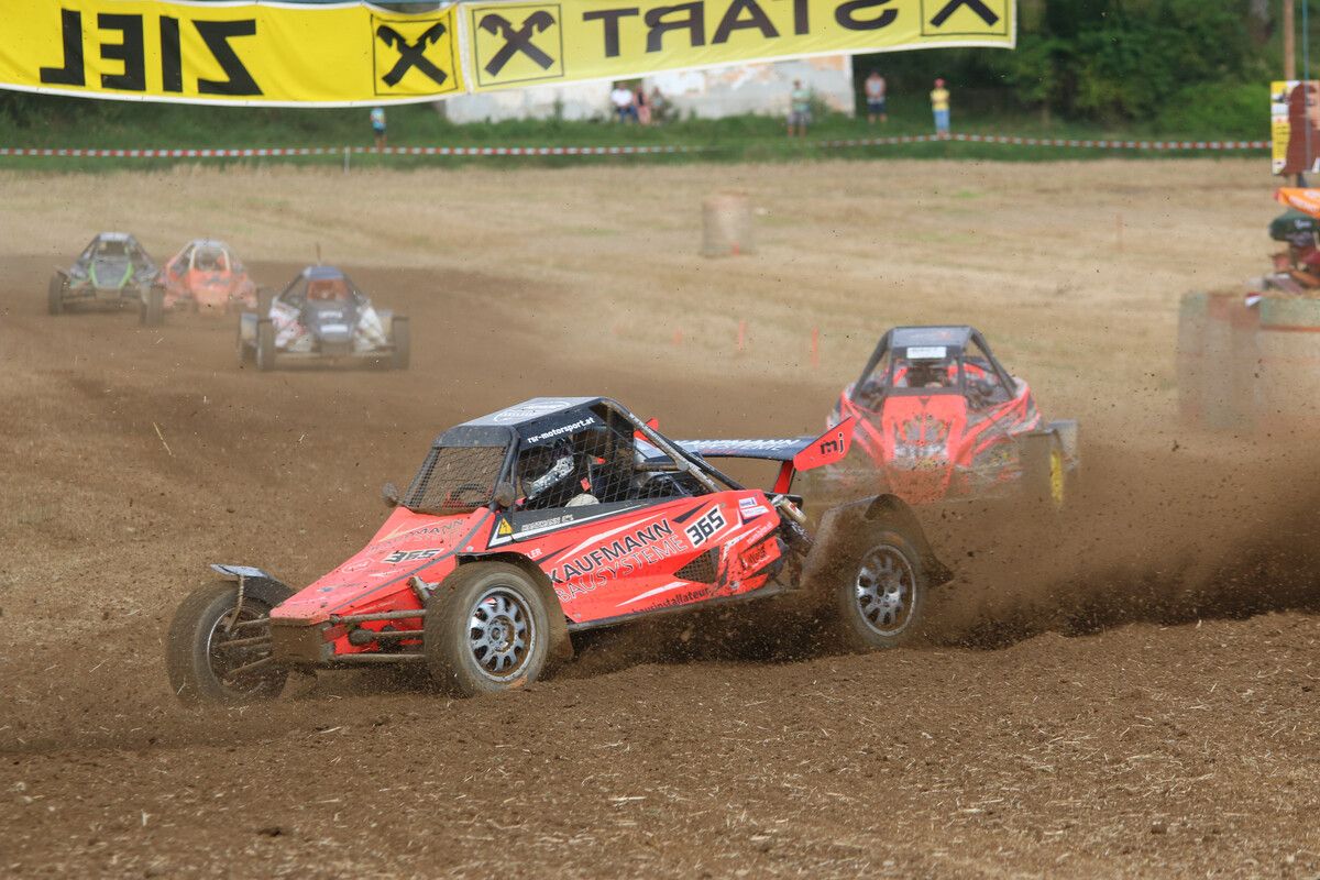 Mächtig Staub aufgewirbelt hat Christian Hartmann beim Autocross-Rennen in Kärnten.VN