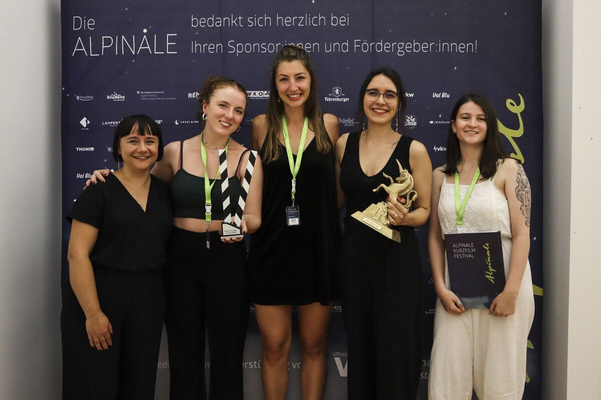 Manuela Mylonas mit den Preisträgerinnen Julie Stempelowa und Sophie Mathis, Julia Mirjam Cantuária und Lara Celeste Smith.alpinale/ Rhomberg