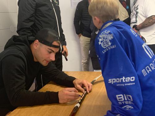 Marco Rossi (l.) war zugeschaltet, die Autogramme von Timo Meier sehr gefragt. Ko