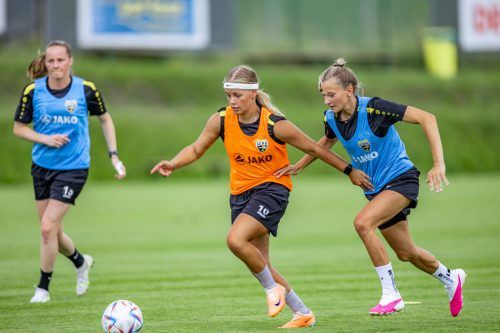 Maria Olsen (M.) bleibt bis 2026 Spielerin bei der SPG Altach/Vorderland. Meier