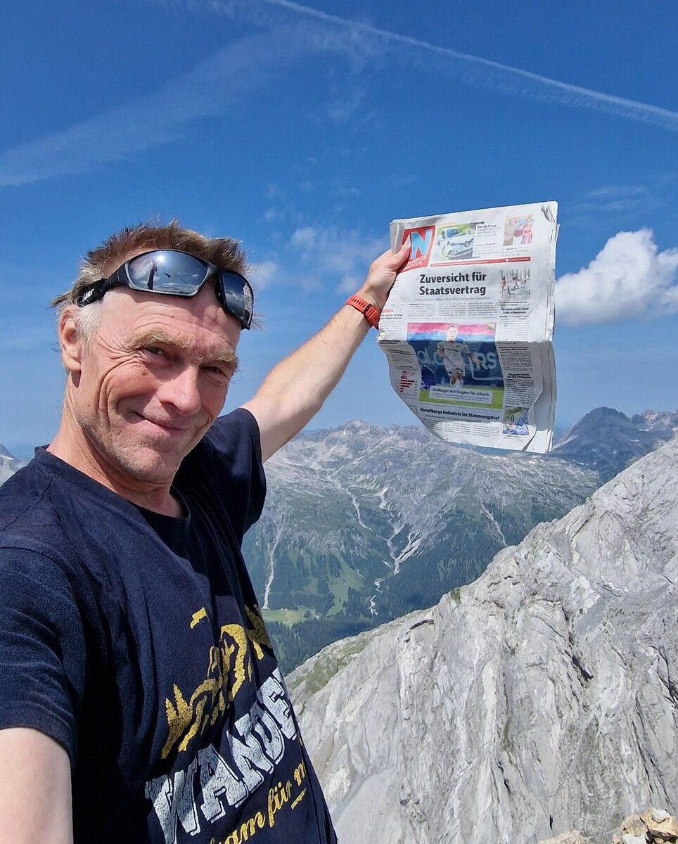 Martin Grabher aus Feldkirch nimmt die Urlaubszeit sportlich. Das Foto ist auf dem Spuller Schafberg (2679 m) entstanden. Im Hintergrund ist die Hochlichtspitze (2600 m) im Lechquellen-Gebirge zu sehen.