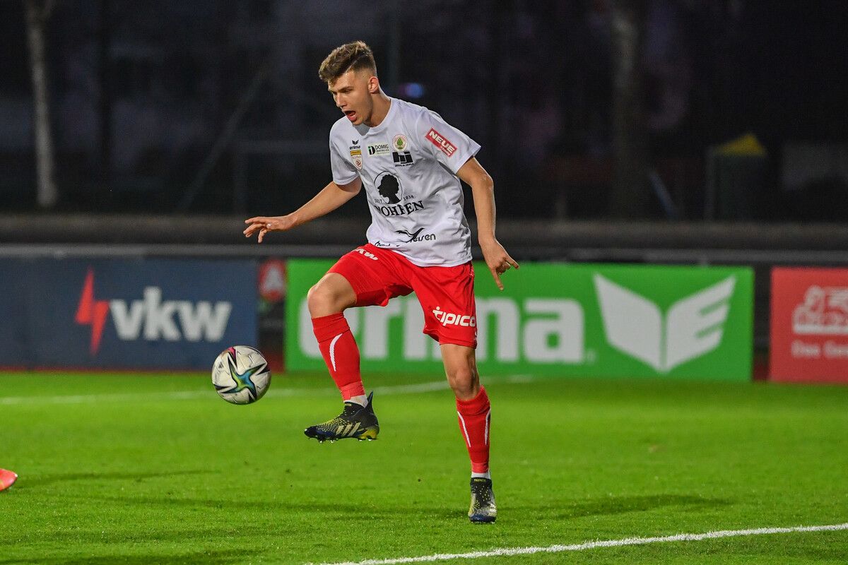 Martin Krizic, Leihspieler des FC Dornbirn bei den Juniors von Altach, trifft heute auf seinen Kumpel Aaron Fontain, der für Röthis agiert.gepa