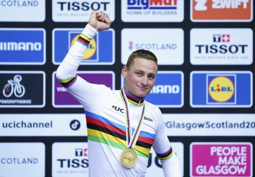 Mathieu van der Poel genießt dem Moment bei der Siegerehrung. Reuters