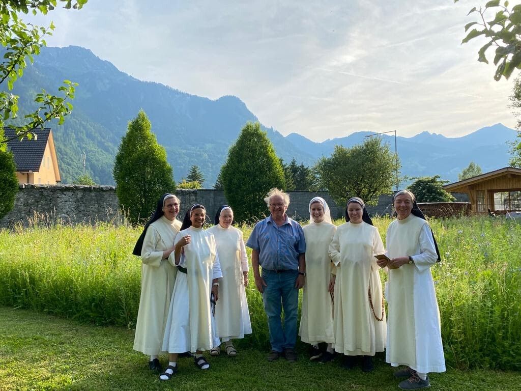 Miroslav Cvetkovic inmitten des Klostergartens und der Bewohnerinnen des Klosters. bi (2)
