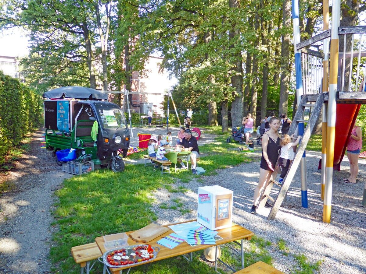 Mit dem Wickelmobil und spannenden Spielen war das Familienzentrum zu Gast auf den verschiedenen Spielplätzen.lcf (2)