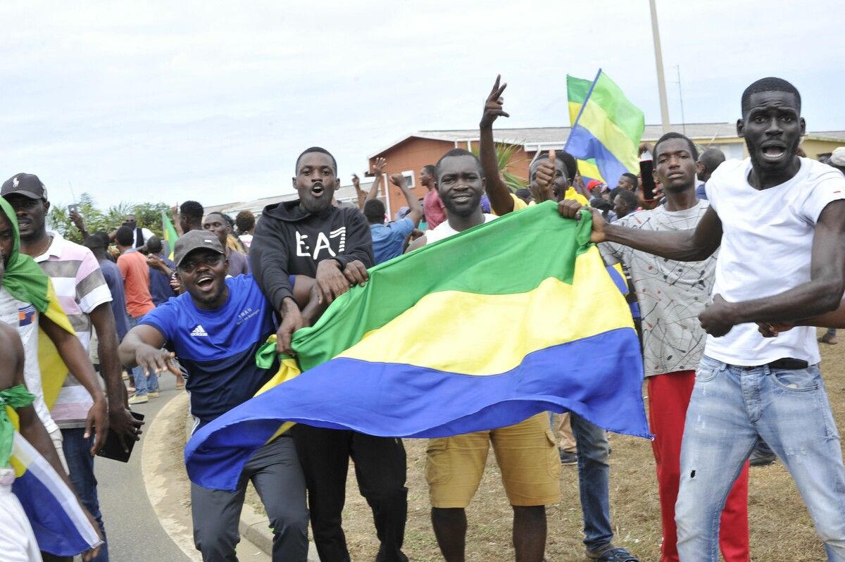 Mit der Nationalflagge feierten diese Menschen in der Hauptstadt Libreville. AFP