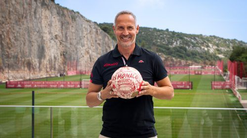 Monaco-Cheftrainer Adi Hütter vor dem Trainingsgelände. monaco
