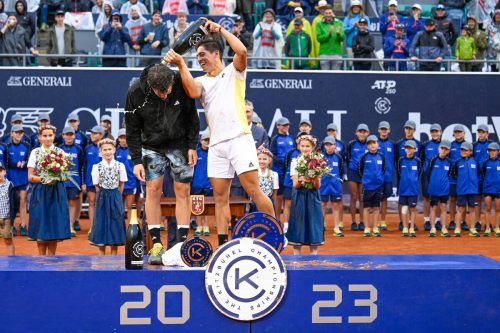 Nach dem 6:3-, 6:1-Finalerfolg verpasste der Argentinier Sebastian Baez bei der Siegerehrung Dominic Thiem eine Sektdusche.  APA