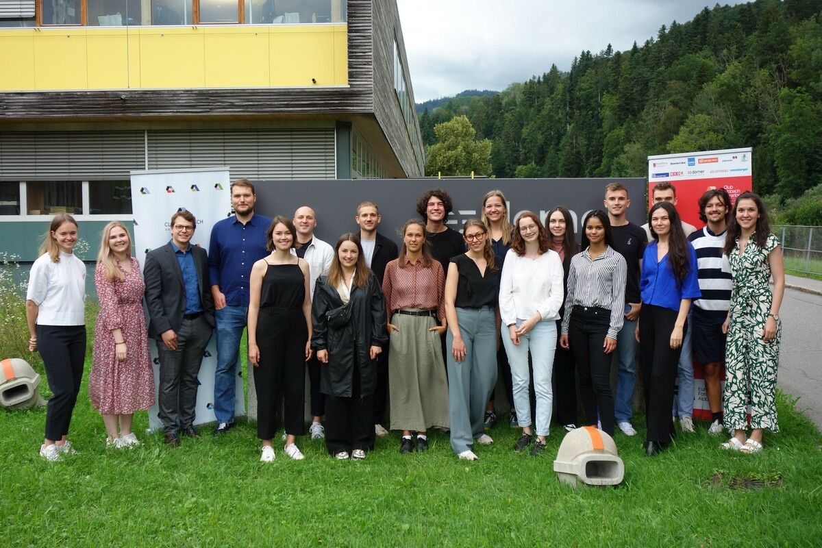 Neue Stipendiengeneration und Vorstand des Clubs Alpbach Vorarlberg bei der Stipendienverleihung bei Dorner Electronic in Egg.CAV