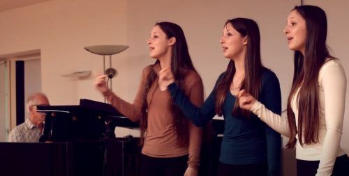 Nicht nur beim gemeinsamen Singen harmonieren die Schwestern. 