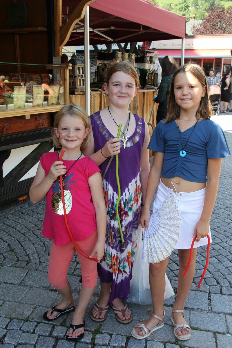 Noelie, Elina und Amelie genossen die zahlreichen Attraktionen beim Mittelalterspektakel in Schruns. STR