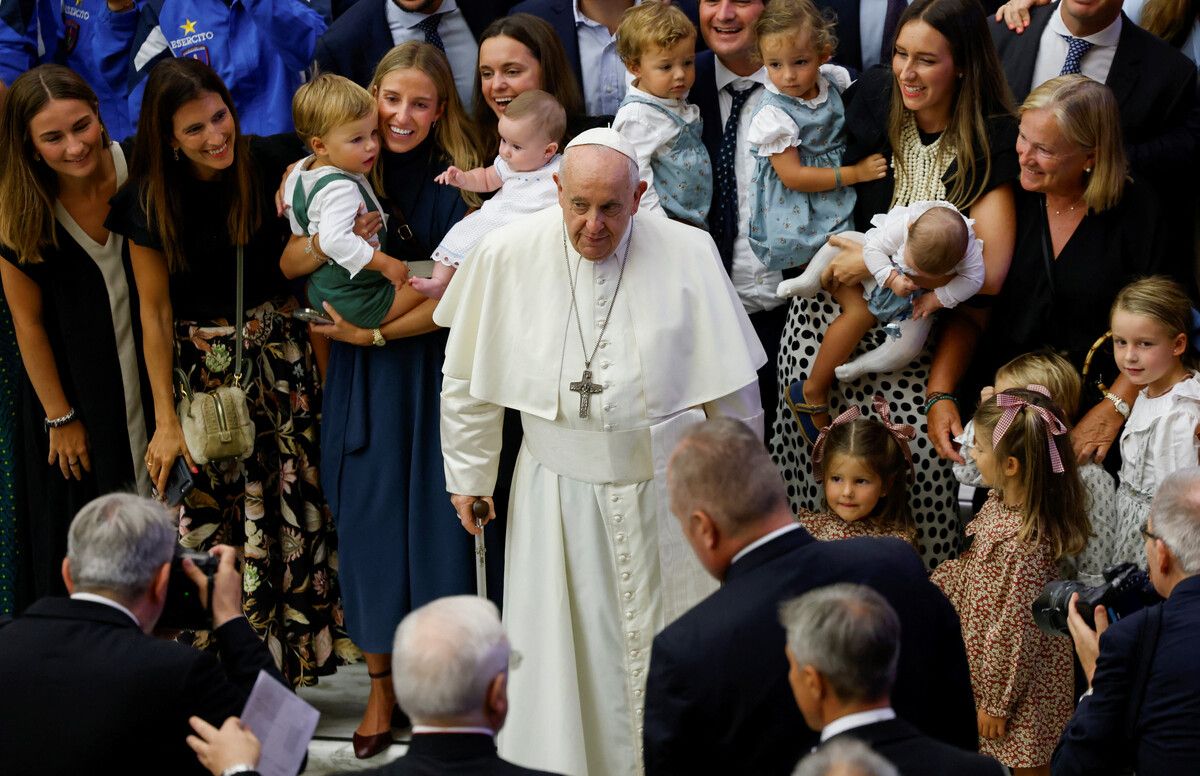 Papst Franziskus trifft zahlreiche Gläubige im Rahmen seiner wöchentlichen Generalaudienz im Vatikan. Reuters
