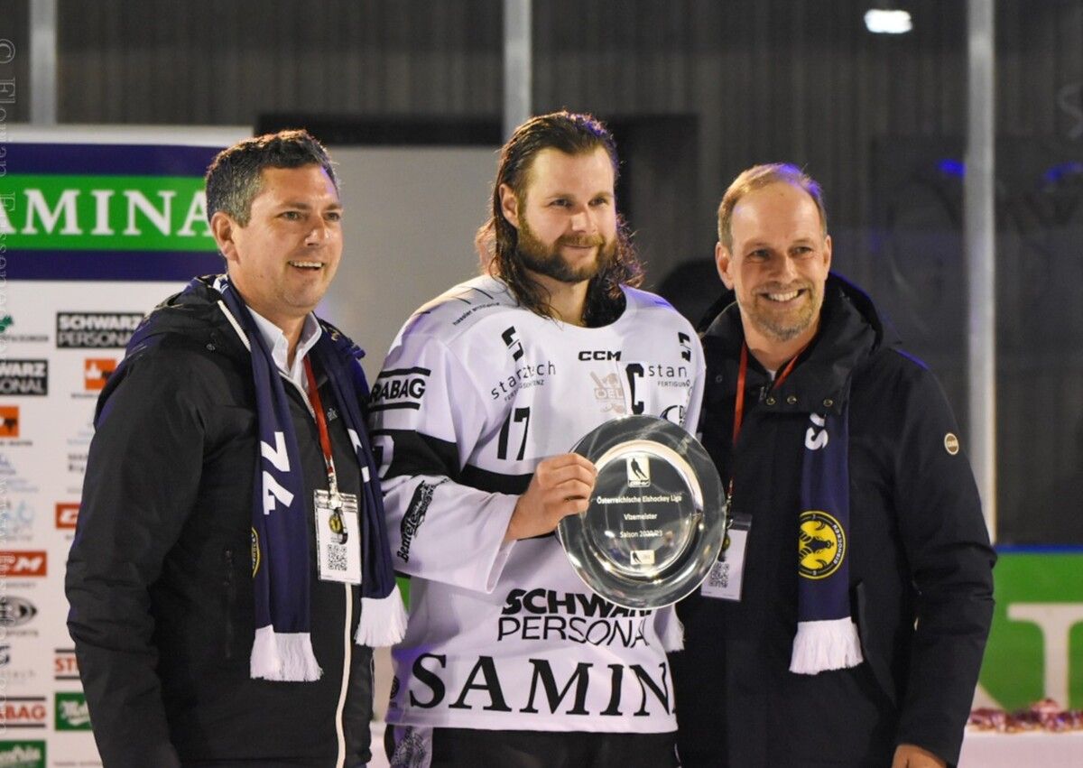 Pascal Kainz (Mitte) lässt sich von Bürgermeister Dieter Egger (rechts) und Sportstadtrat Markus Klien zum Vizemeistertitel gratulieren.mima