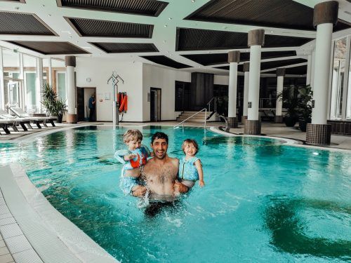 Philipp Oswald nützte nach der Verschiebung den spielfreien Nachmittag für einen Tag im Hallenbad mit Sohn Leopold (3,5 Jahre) und Tochter Luca (1,5 Jahre). Privat
