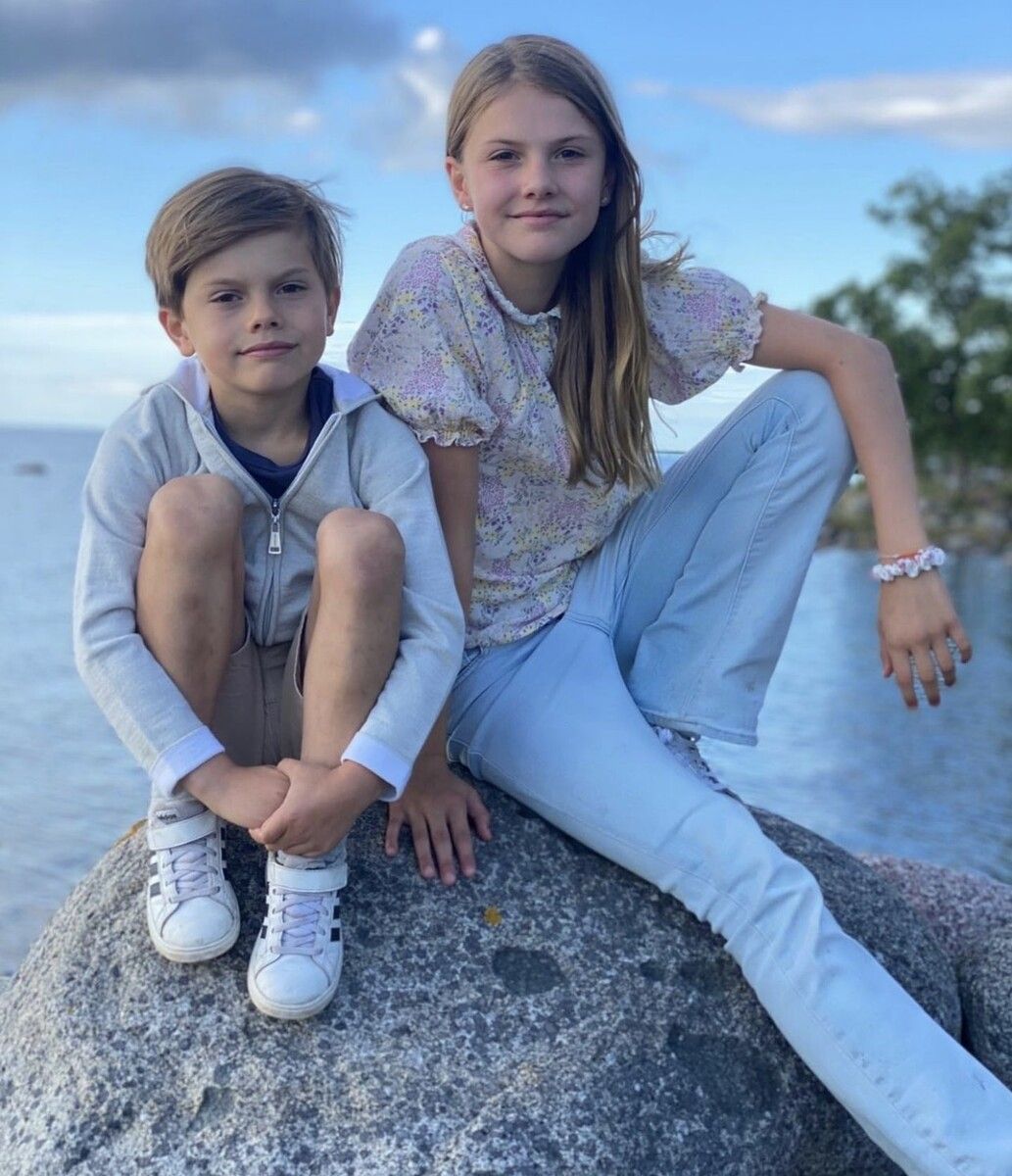 Prinz Oscar besucht nun dieselbe Schule wie seine Schwester Estelle. Das Foto hat der Hof zum Schulstart veröffentlicht. Kungahuset