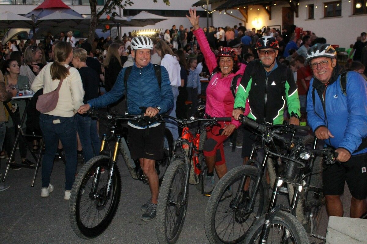 Radsportler schätzen den Käsklatsch als Station ihrer Abendtour. So auch Rudolf Christl, Gerold Zgaga, Werner und Ruth Mathis. STP