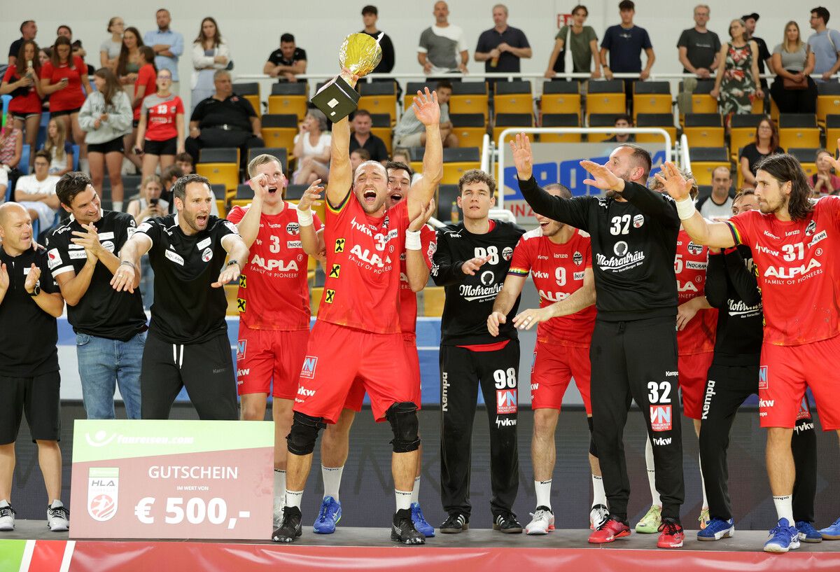 Riesenjubel bei den Spielern des Alpla HC Hard über den Gewinn des österreichischen Supercups.gepa