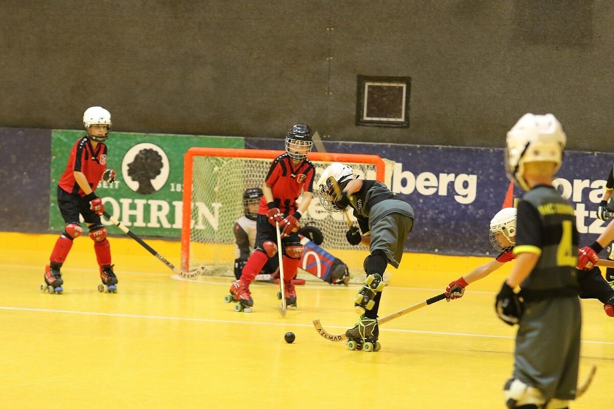 Rollhockeyteams aus mehreren Ländern matchten sich in der Dornbirner Stadthalle. cth (3)