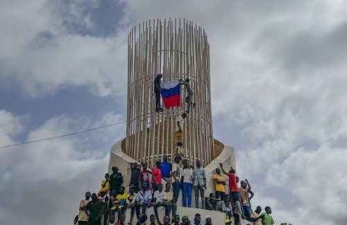 Russische Fahnen waren in der Hauptstadt Niamey zu sehen. AP