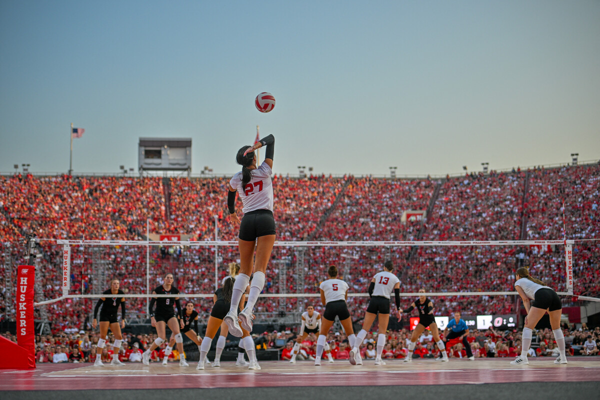 Sage und schreibe 92.003 Fans im Memorial Stadium in Lincoln wohnten dem College-Volleyballspiel zwischen den Nebraska Huskers und Omaha bei.apa