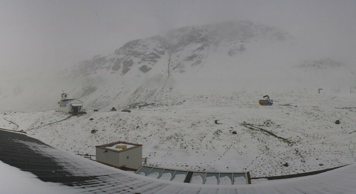 Schnee auf der Bieler Höhe in 2000 Meter Seehöhe. Auch das hat der August aktuell zu bieten. SILVRETTA WEBCAM