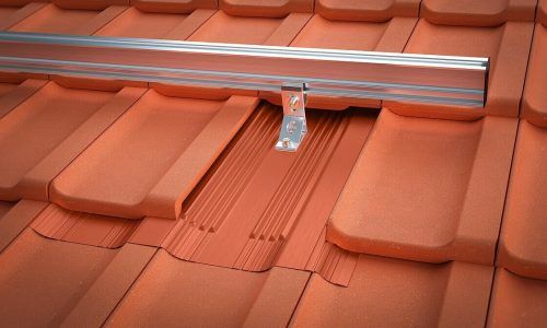 Seit Kurzem am Markt. Das neue PV-Montagesystem von Aerocompact enthält farbige Abdeckplatten. FA