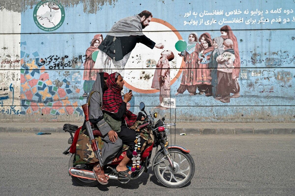 Sicherheitskräfte der Taliban fahren in der afghanischen Hauptstadt Kabul an einer historischen Impfkampagne gegen Polio vorbei. AFP