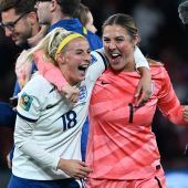 England nach Elferkrimi weiter