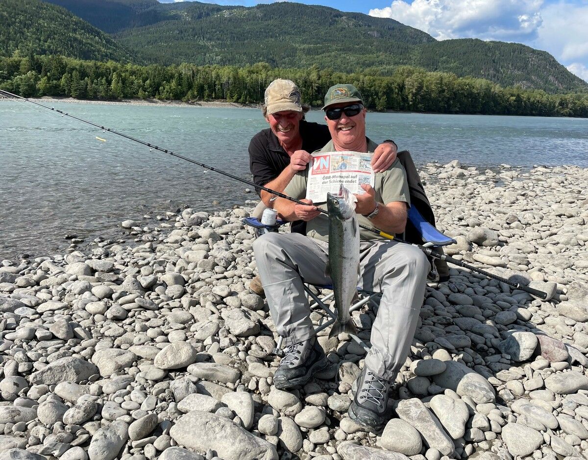 Siegi Birnleitner (64) aus Altach und Gerry (48) aus Terrace in British Columbia beim Angeln im Skeena River.