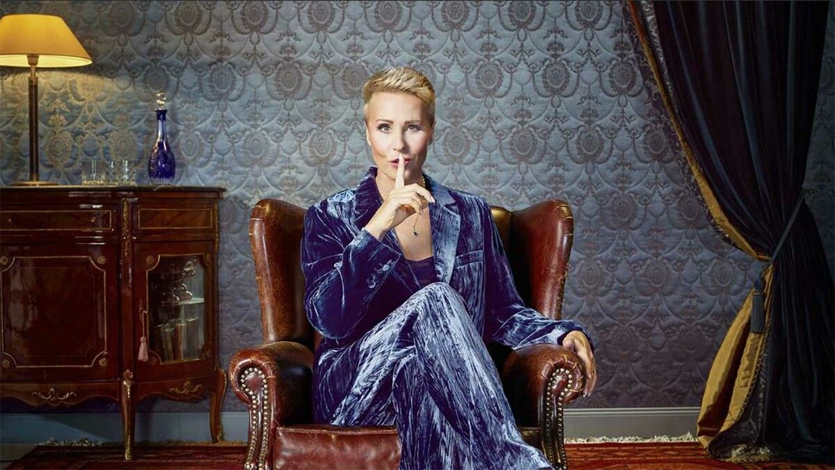 Sonja Zietlow ist die Moderatorin von „Die Verräter - Vertraue Niemandem“. Die Show feierte 2021 in den Niederlanden TV-Premiere. RTL