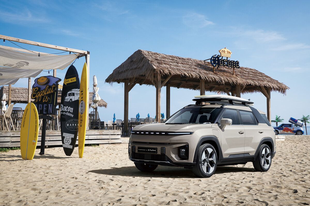 Ssangyong bringt Anfang 2024 die Elektrovariante des Torres nach Europa. Der mit dem Beinamen EVX versehene Mittelklasse-Crossover wird von einer Lithium-Eisenphosphat-Batterie mit Strom für rund 420 bis 460 Kilometer Fahrt versorgt. Bereits im September startet die konventionell angetriebene Ausführung des 4,70 Meter langen SUV-Modells mit einem 1,5-Liter Benzinaggregat und wahlweise Front- bzw. Allradantrieb.