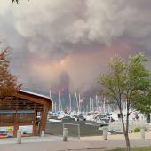 Tausende fliehen vor Flammen