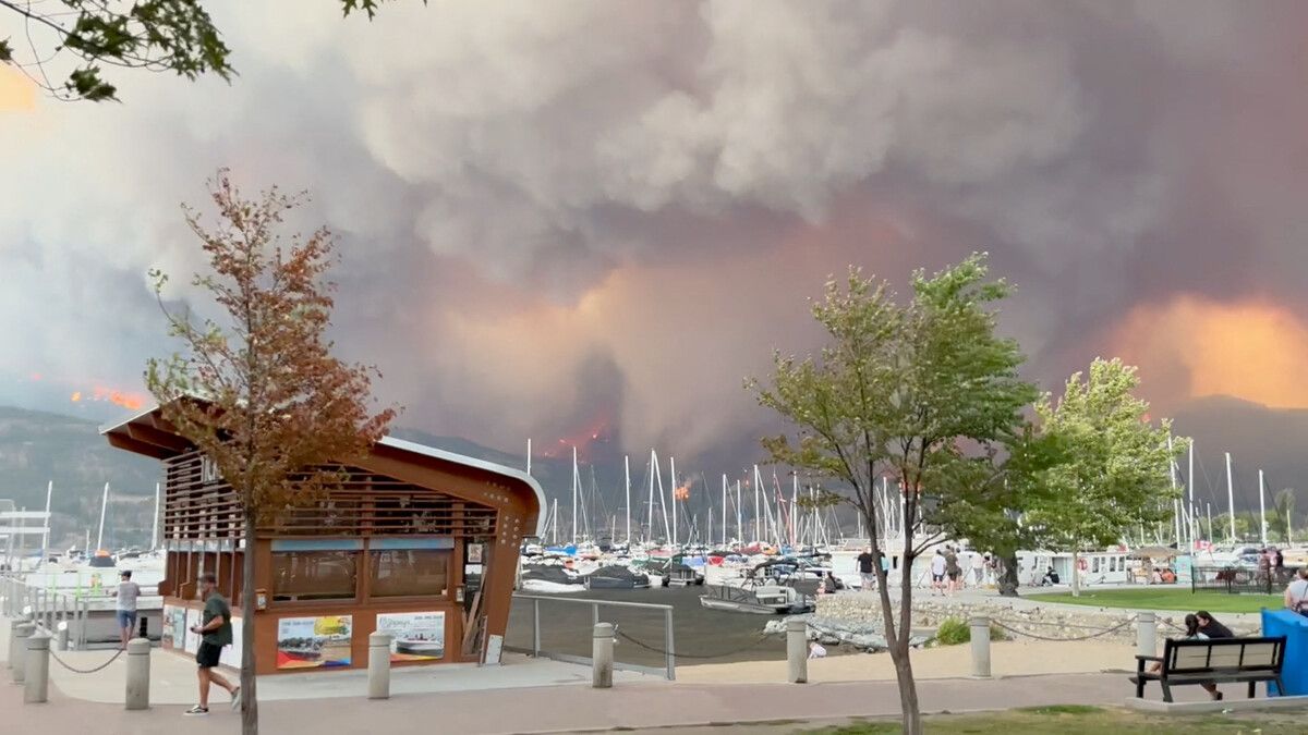 Starker Wind treibt die Brände immer weiter voran. Reuters