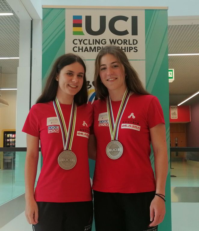 Svenja Bachmann und Rosa Kopf mit ihren frischen WM-Silbermedaillen.