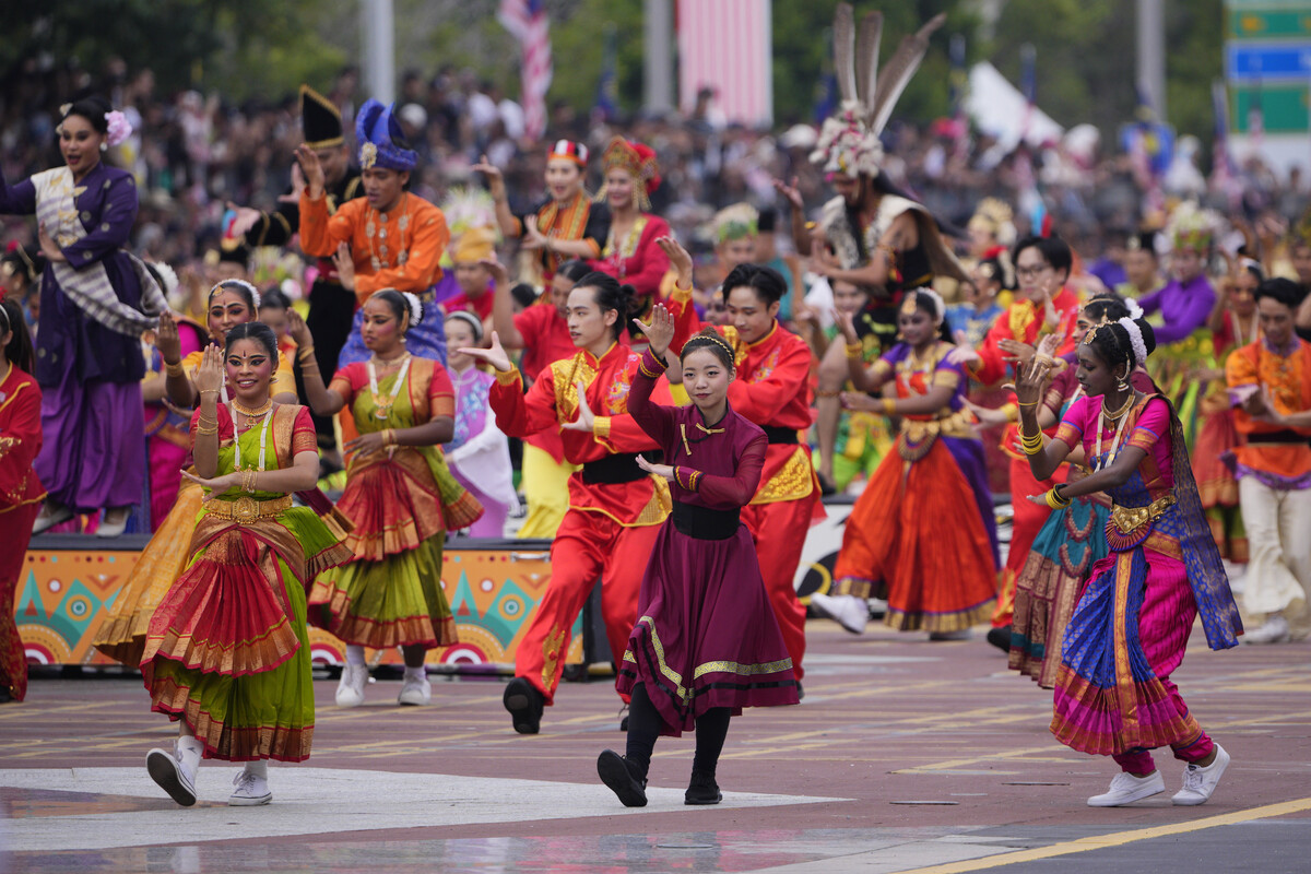Tänzerinnen und Tänzer treten bei einer Parade anlässlich Malaysias Nationalfeiertag in Putrajaya auf. AP