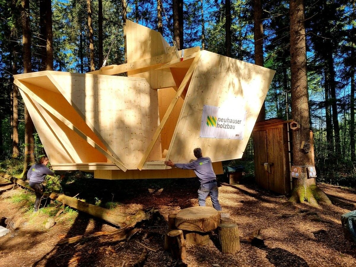 „Takka“ bedeutet aus dem Finnischen übersetzt „Feuer“, der neue Innenraum des Waldkindergartens soll Schutz vor Wind und Wetter bieten. em