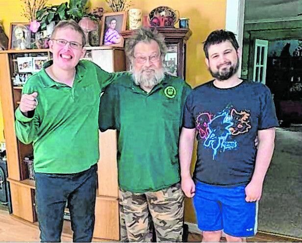 Tim Nulton mit seinen Söhnen. Sie sind froh, den Vater auf dem Weg der Besserung zu wissen.