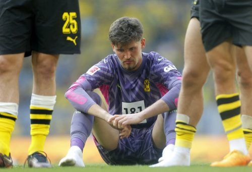 Torhüter Gregor Kobel muss den Test gegen ManU verletzungsbedingt beenden. Reuters