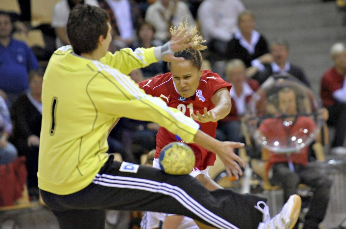 Torhüterin Sabine Englert (hier bei der WM 2008) verstärkt den Betreuerstab.Epa