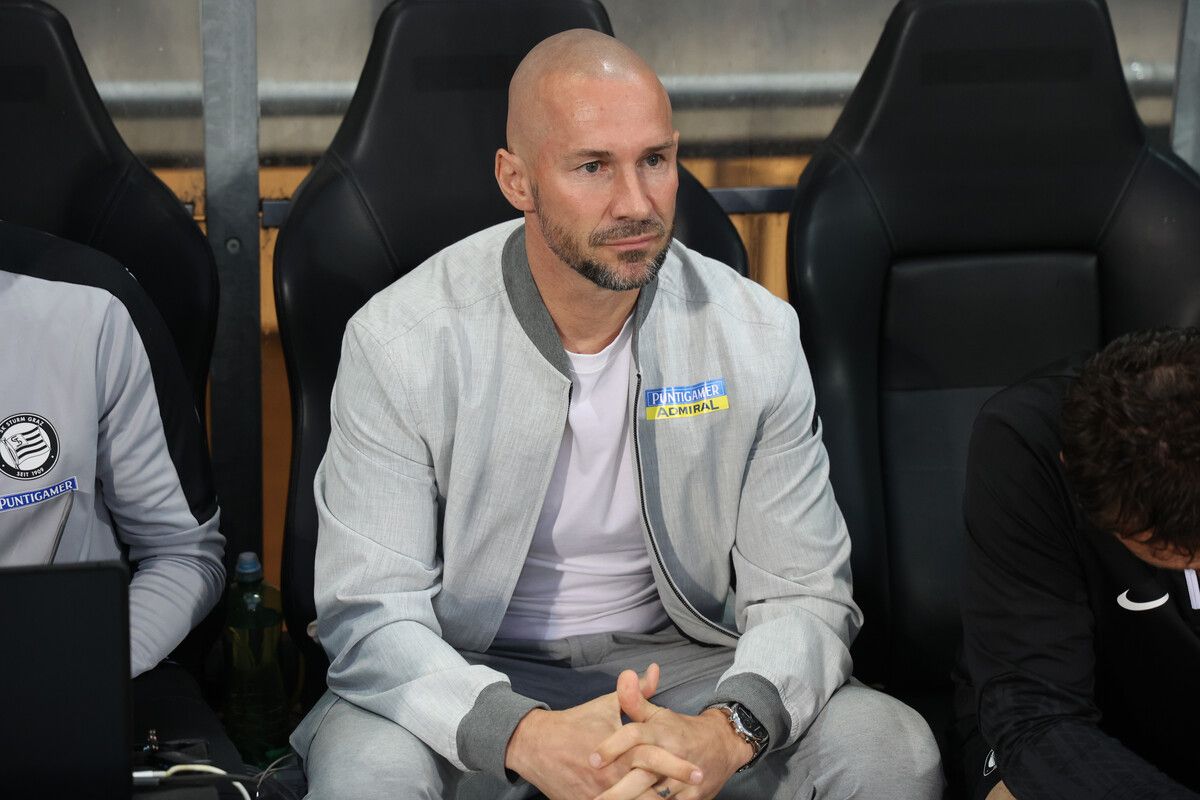 Trainer Christian Ilzer und seine Spieler wollen die CL-Hymne hören.gepa